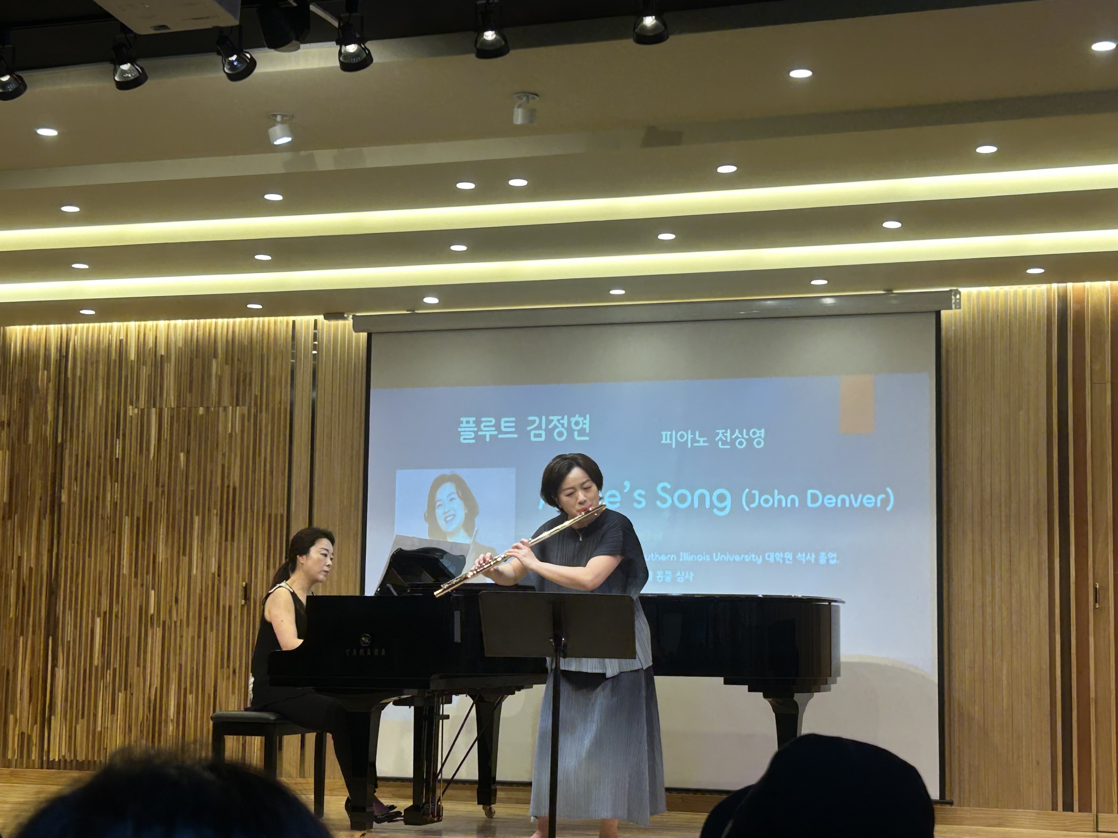 피아노와 공연 장면